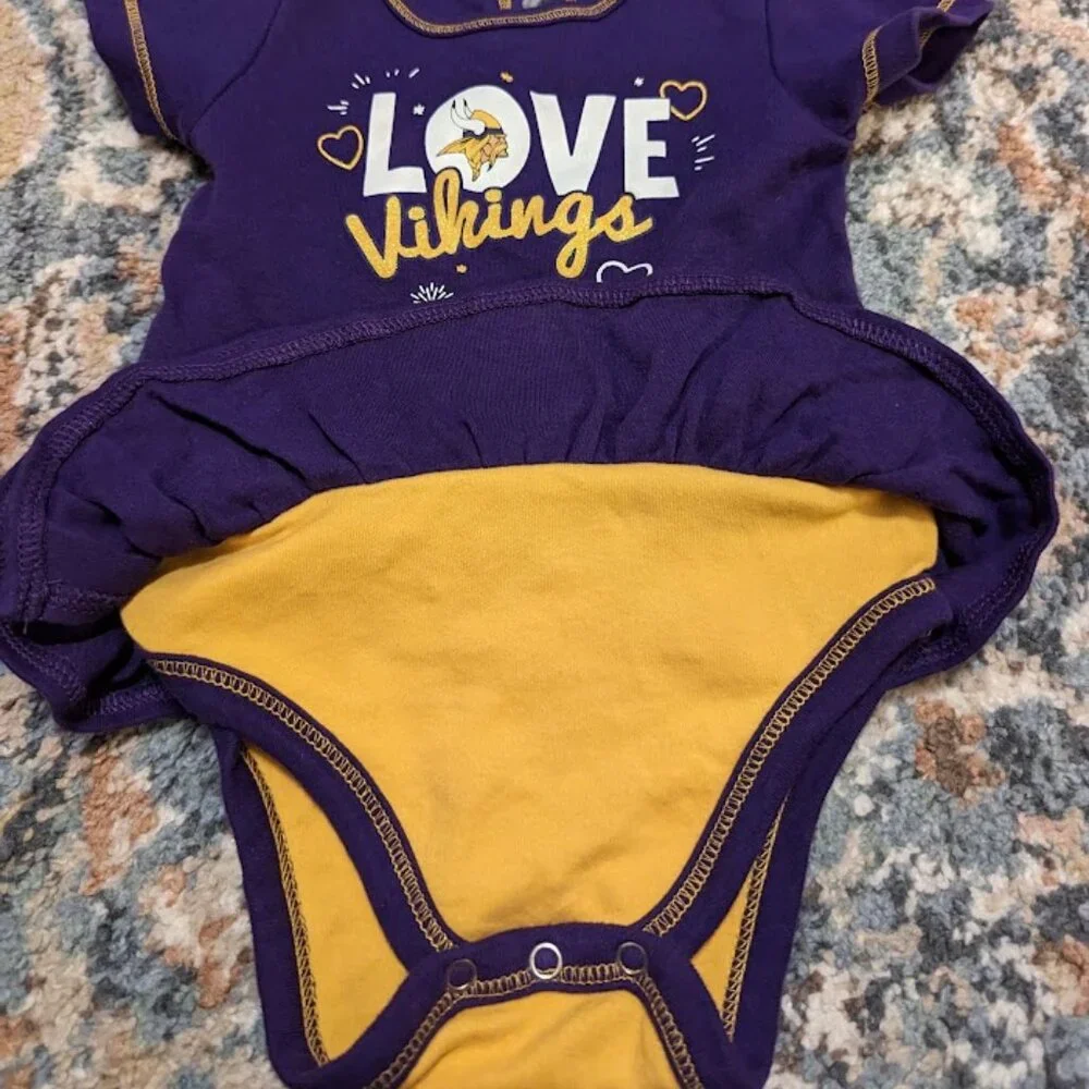 Baby Onesie NFL Minnesota Vikings love purple and yellow size 6-9 months
